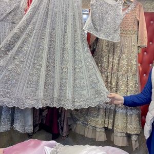 Beautiful wedding dress in medium to small size